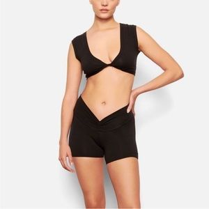 NWT skims twist front shorts onyx size m
